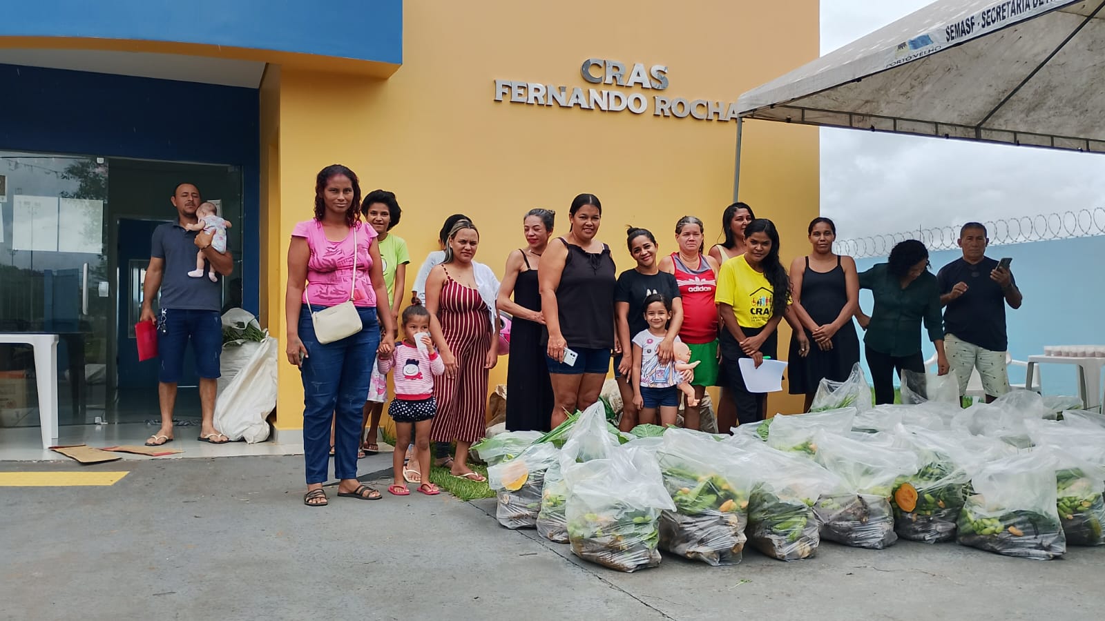 Famílias em vulnerabilidade receberam cestas básicas no Cras Fernando Rocha