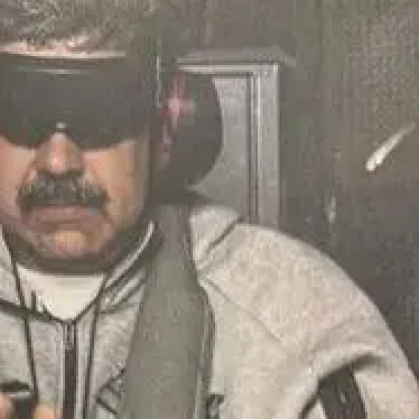 presidente venezuelano Nicolás Maduro e sua esposa, Cilia Flores, foram capturados e levados para fora do país, conforme anunciado pelo presidente dos EUA.