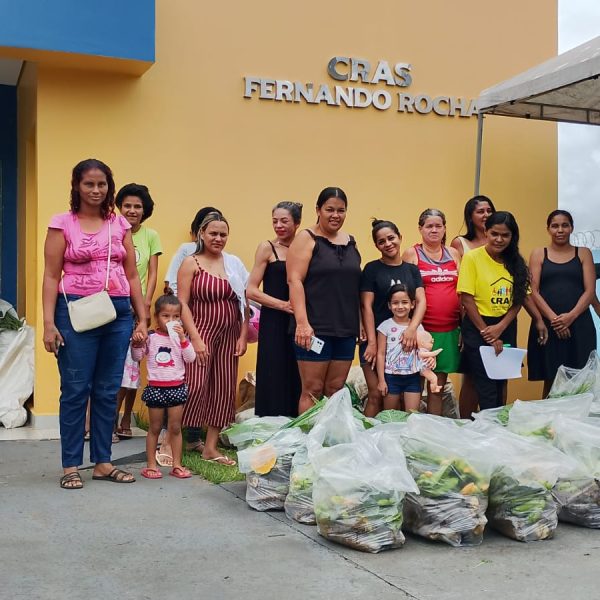 Famílias em vulnerabilidade receberam cestas básicas no Cras Fernando Rocha