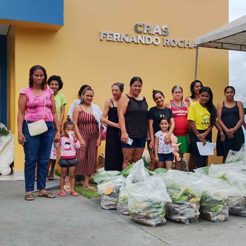 Famílias em vulnerabilidade receberam cestas básicas no Cras Fernando Rocha